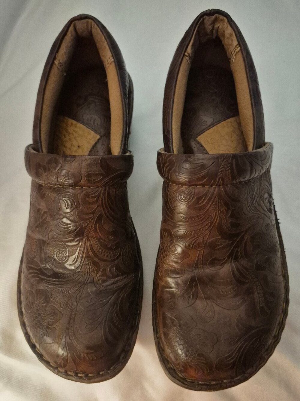 A pair of well worn BORN shoes. 8 1/2 , brown.